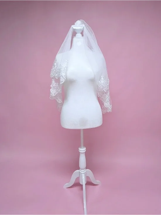 Two-Tier Lace Appliqué Edge Bridal Veil in White - Picture 5 of 5